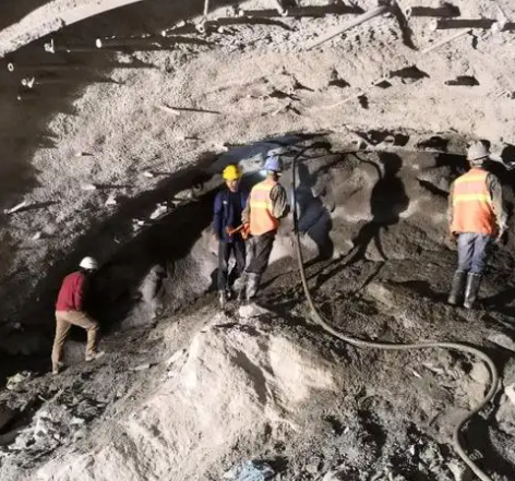 若羌隧道拱顶带模注浆料，微膨胀注浆料的特点及施工工艺